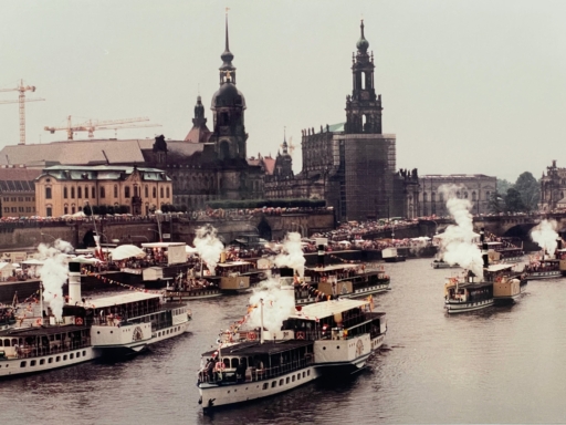Dampfschifffest 1997 Acht Dampfer bei der Flottenparade zwischen Augustusbrücke und Carolabrücke. Auf der Augustusbrücke, am Terrassenufer und auf der Brühlschen Terrasse stehen viele Schaulustige.