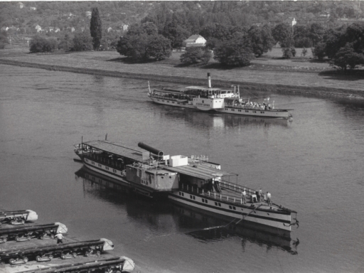 PD Diesbar Eine Schwarzweiß-Aufnahme zeigt zwei Dampfer auf der Elbe an der Werft in Laubegast.